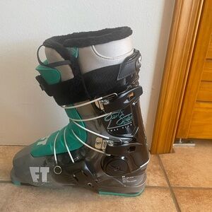 Full Tilt soul sister ski boot